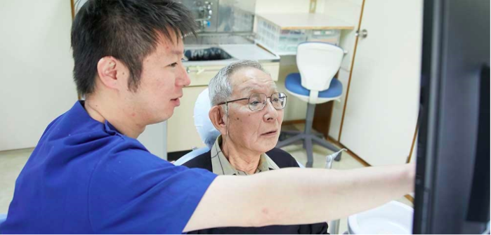 患者さんに説明している写真