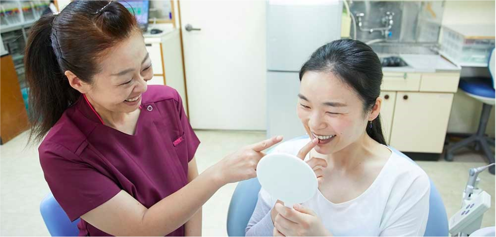 女性の患者さんに説明している写真